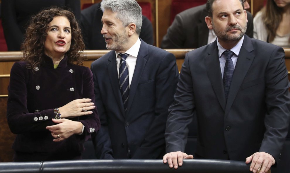 Los ministros de Interior, Fomento y Hacienda, José Luis Ábalos, Fernando Grande Marlaska y María Jesús Montero, durante el acto de conmemoración del cuarenta aniversario de la Constitución presidido por el Rey en el Congreso. EFE/Zipi