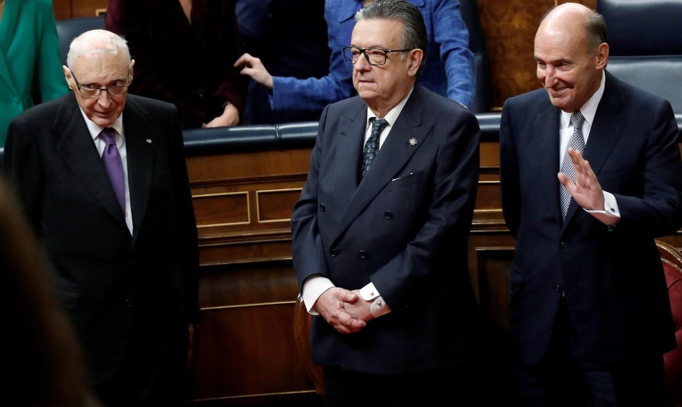 Los tres 'padres' vivos de la Constitución: José Pedro Pérez-Llorca, Miguel Herrero y Rodríguez de Miñón y Miquel Roca (i a d), durante el acto de conmemoración del cuarenta aniversario de la Constitución que ha presidido el rey en el Congreso. EFE/Kiko H