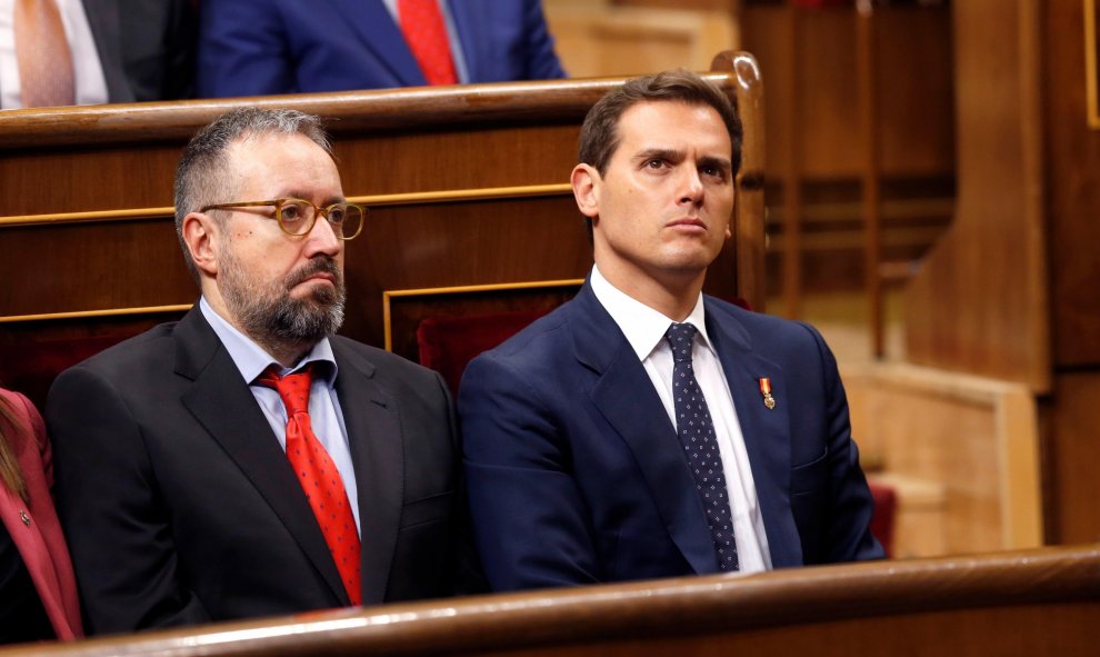 El presidente de Ciudadanos, Albert Rivera (d), y el portavoz del Grupo Parlamentario Ciudadanos en el Congreso, Juan Carlos Girauta (i), en el hemiciclo del Congreso de los Diputados, donde se celebra la solemne conmemoración del 40 aniversario de la Con