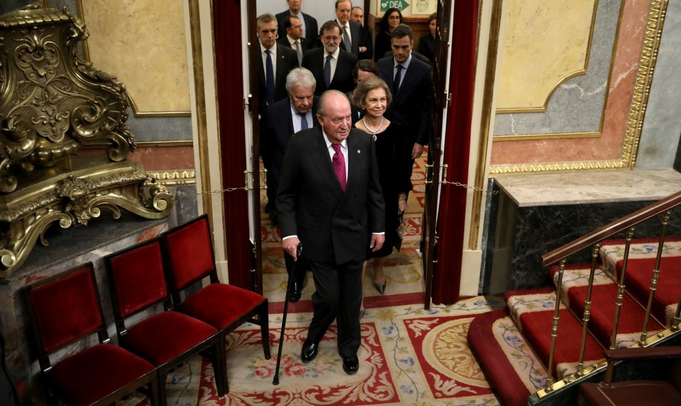 Los reyes eméritos Juan Carlos y Sofía entrar en el hemiciclo del Congreso de los Diputados para el acto de conmemoración del cuarenta aniversario de la Constitución . REUTERS/Susana Vera