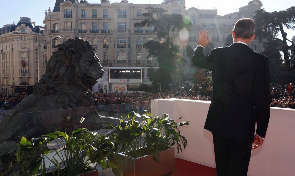 Fotografía facilitada por la Casa Real del rey Felipe VI, quien saluda al público tras el acto de conmemoración del cuarenta aniversario de la Constitución en el Congreso de los Diputados. EFE/Francisco Gómez/Casa Real