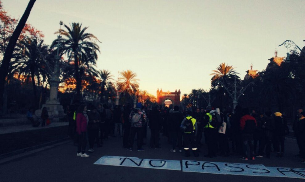 La columna de manifestants del CDR a l'avinguda de Lluís Companys. ANDER ZURIMENDI.