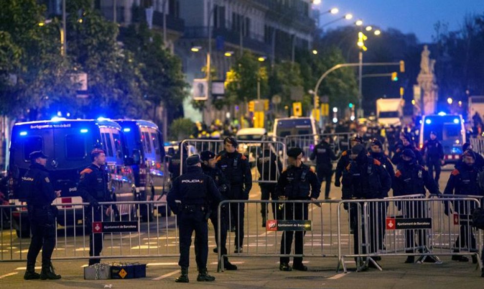 Miembros de las fuerzas de seguridad protegen la zona mas cercana a la Llotja de Mar de Barcelona. /EFE