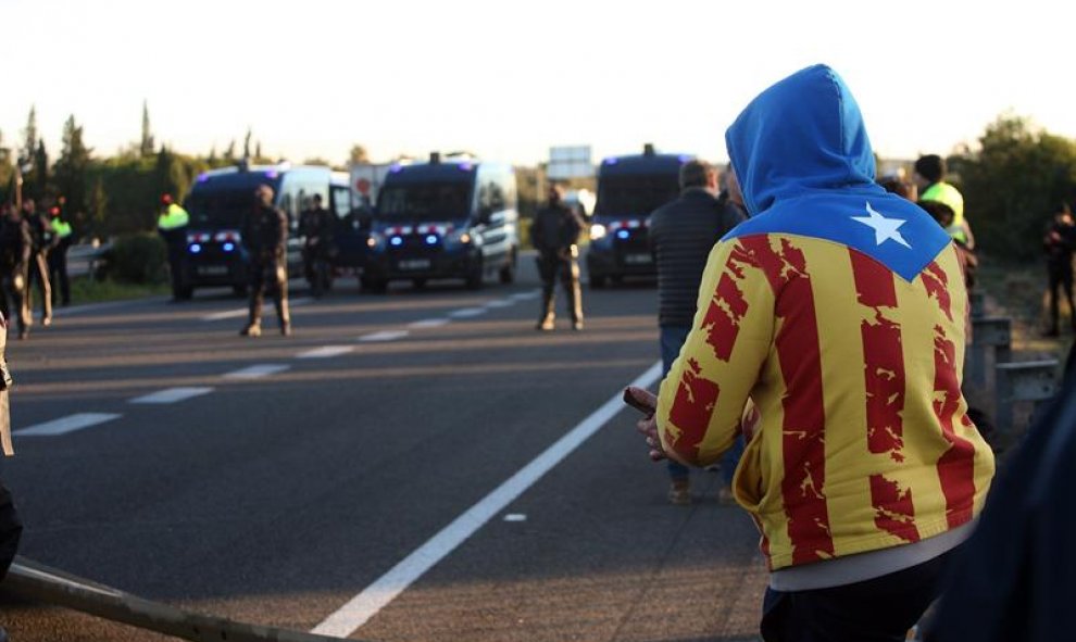 Vista del corte que grupos independentistas han realizado en la AP-7 a la altura de L'Ampolla (Tarragona)/EFE