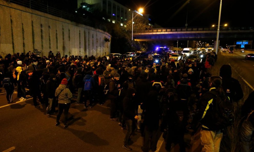 Los manifestantes bloquean las carreteras/AFP