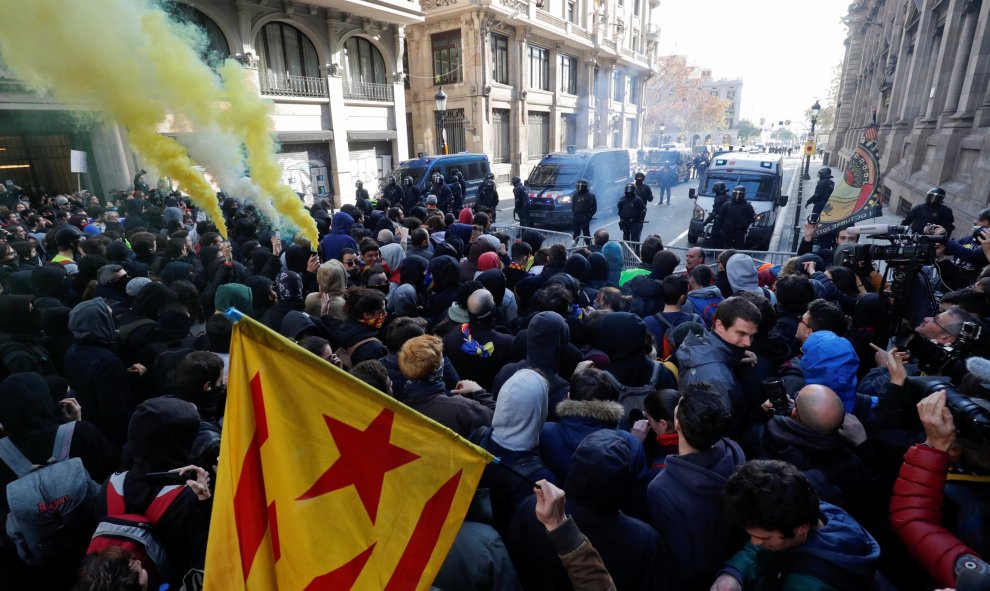 Los independentistas han salido a la calle con esteladas/REUTERES