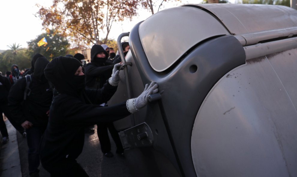 Los Mossos han cargado contra un grupo de Comités de Defensa de la República (CDR), algunos de ellos encapuchados, que arrojaban vallas y otro tipo de objetos al cordón policial/REUTERS