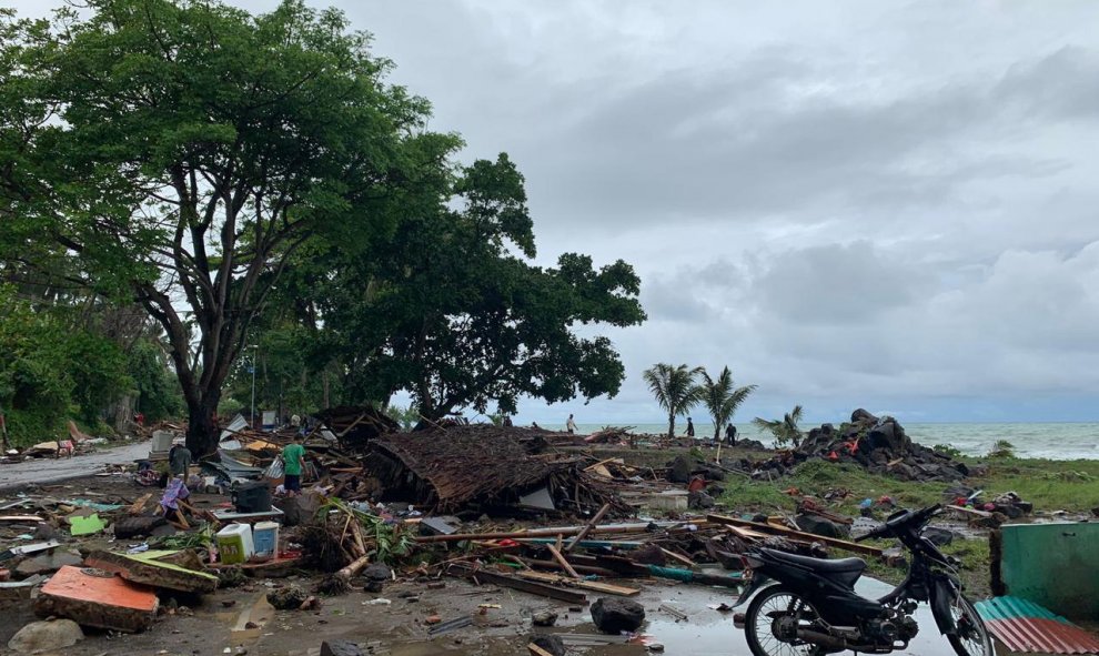 Una foto distribuida por el cuartel general de la policía de Banten muestra las ruinas de edificios cerca de la playa de Anyer después de un tsunami en el estrecho de Sunda en Anyer, Banten, Indonesia.-EFE/EPA