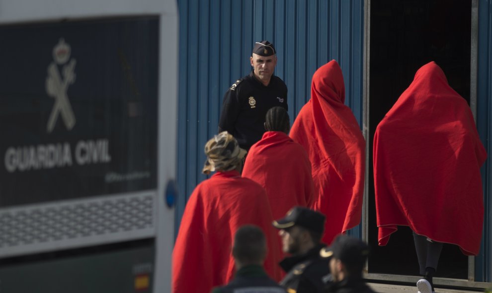 Un grupo de migrantes, arropados con mantas tras desembarcar del Opens Arms.