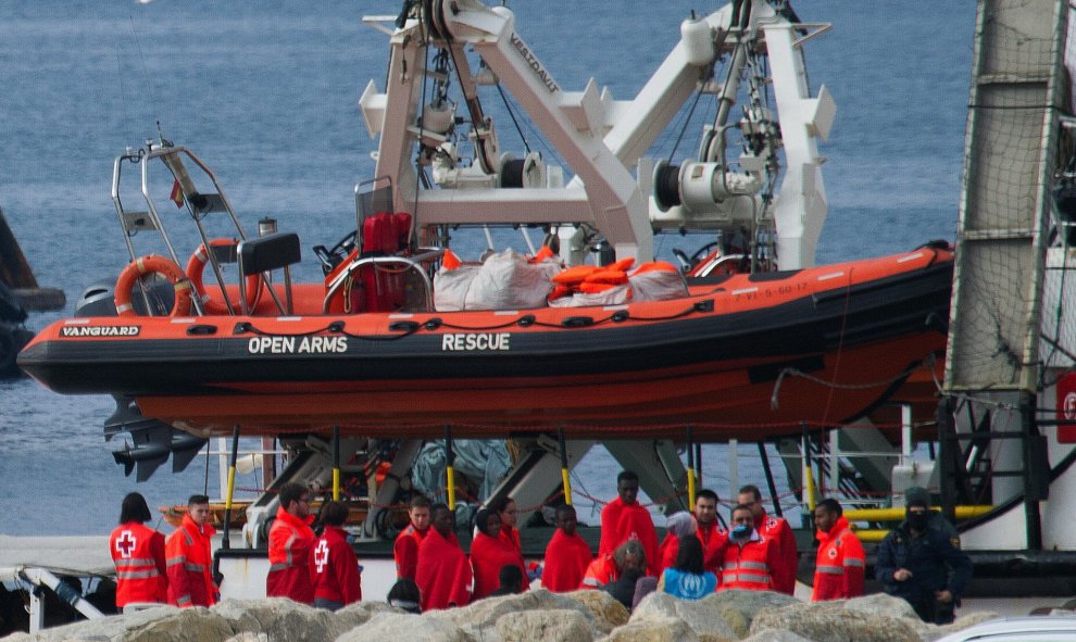 Un grupo de migrantes, recién desembarcados del Open Arms, recibiendo las primeras asistencias sanitarias en el puerto de Crinavis de San Roque (Cádiz).