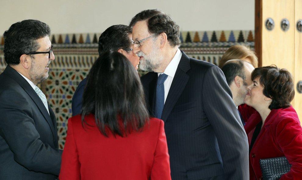 El expresidente del Gobierno Mariano Rajoy, junto a la presidenta de la Cámara autonómica, Marta Bosquet (Cs) (c), saluda al líder andaluz de Vox, Francisco Serrano, su llegada al Parlamento andaluz en Sevilla para el acto de toma de posesión del líder de