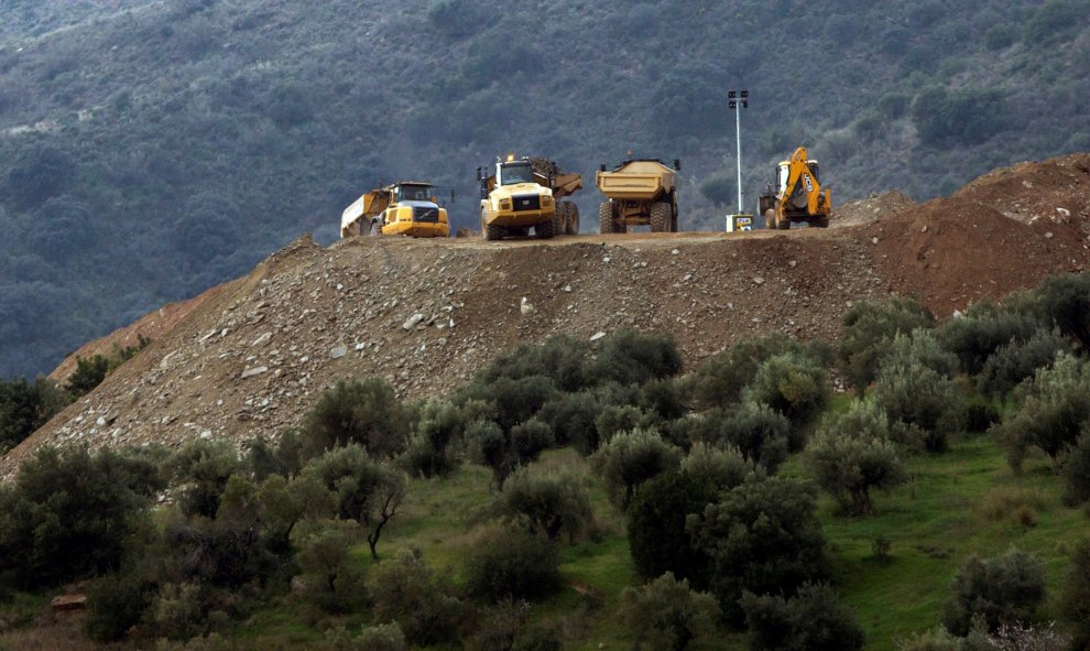 Cinco días después de que el niño Julen cayera en el fondo de un pozo en la localidad malagueña de Totalán, los equipos de rescate continúan esta mañana los trabajos para terminar la plataforma desde la que acometer la perforación de un túnel vertical que