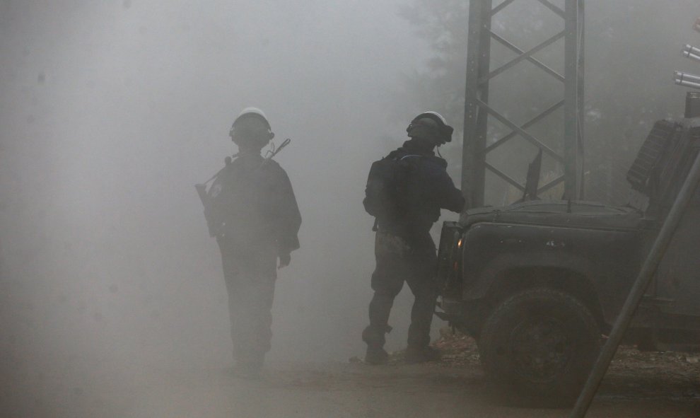 Miembros de las Fuerzas de Seguridad israelíes montan guardia mientras se destruye la casa de la familia de Khalil Jabareen, que mató a un ciudadano israelí en un ataque con cuchillo, en la ciudad de Yatta, cerca de Hebrón, en la Cisjordania ocupada por I