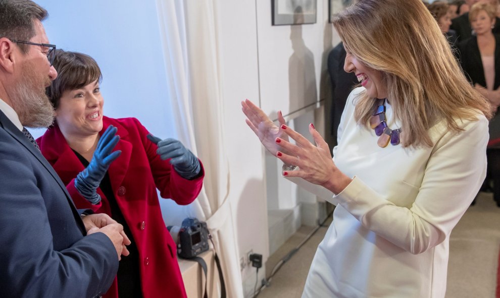 La expresidenta Susana Díaz, y la exvicepresidenta del Gobierno Soraya Sáenz de Santamaría bromean durante el acto de toma de posesión del líder del PP-A, Juanma Moreno, como nuevo de presidente de la Junta de Andalucía, en el acto que ha tenido lugar en