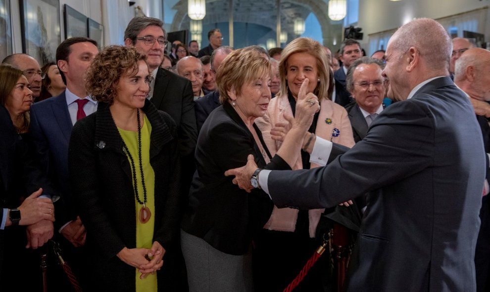 El expresidente socialista Manuel Chaves, saluda a la diputada del PP Celia Villalobos, en presencia de las exministras Fátima Báñez y Dolors Montserrat, durante el acto de toma de posesión como nuevo presidente de la Junta de Andalucía de Juanma Moreno,