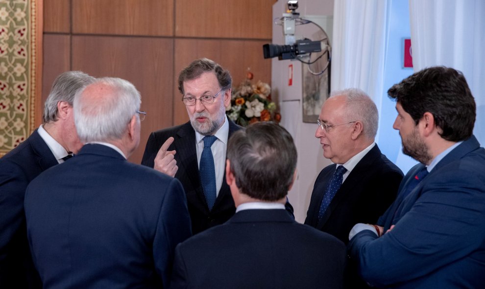 El expresidente del Gobierno Mariano Rajoy conversa con varios dirigentes autonómicos populares durante el acto de toma de posesión como nuevo presidente de la Junta de Andalucía de Juanma Moreno, en el Parlamento andaluz en Sevilla.. EFE/Julio Muñoz