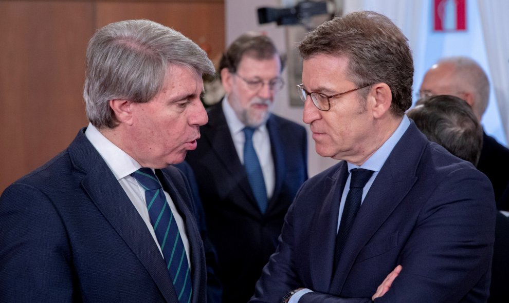 El presidente de la Comunidad de Madrid, Ángel Garrido, y el presidente de la Xunta de Galicia, Alberto Núñez Feijóo, conversan durante el acto de toma de posesión como presidente de la Junta de Andalucía, del líder del PP-A, Juanma Moreno, en el Parlamen