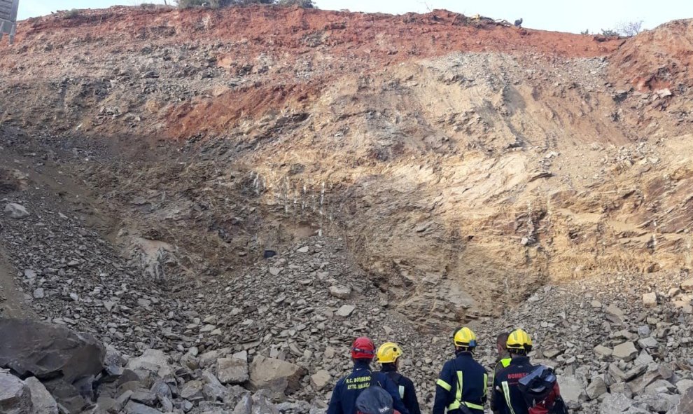 El equipo de bomberos efectúa investigaciones en el lugar de los hechos./EFE