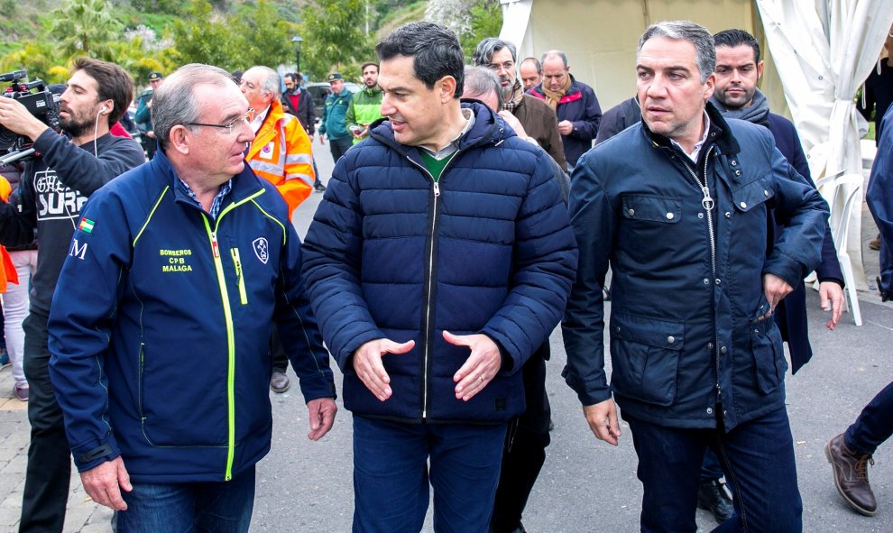 El presidente de la Junta de Andalucía, Juanma Moreno, junto al presidente del consorcio provincial de bomberos y el presidente de la Diputación de Málaga, aseguraba que se estaba haciendo "todo lo humanamente posible" para rescatar a Julen. EFE/Álvaro Ca