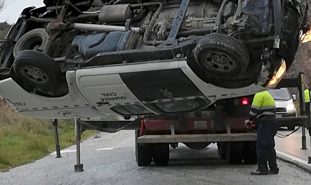 Un tododoterreno de la Guardia Civil del operativo de rescate de Julen volcaba en la carretera de acceso a la localidad. EFE/Salvador Ruiz