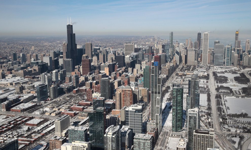 La nieve y el hielo cubren los techos de las casas y edificios ante el descenso de temperaturas a mínimos de -30 grados en Chicago | AFP/Scott Olson