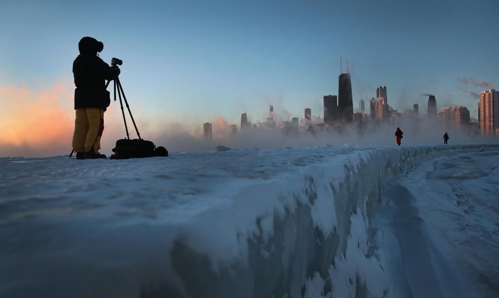 Los fotógrafos captan la salida del sol a pesar de que las temperaturas rondan los -30 en Chicago, Illinois | AFP/Scott Olson