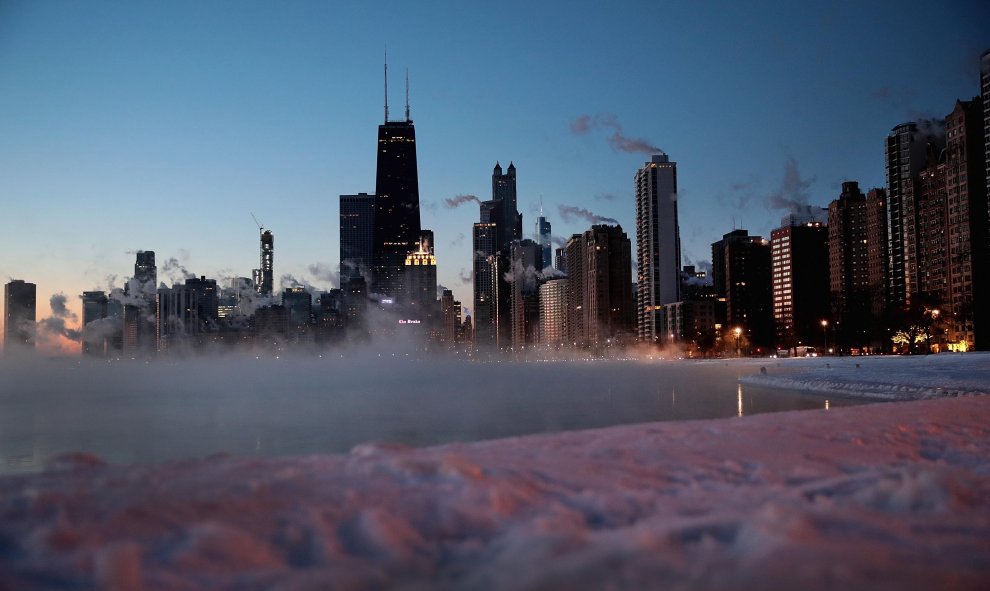 El sol se levanta a lo largo de la orilla del lago mientras las temperaturas rondan los -30 en Chicago, Illinois | AFP/Scott Olson