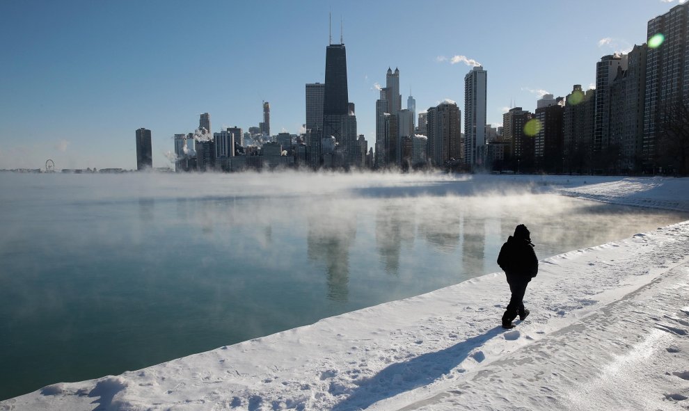 Un hombre pasea por la orilla del lago Michigan en Chicago, Illinois, el 30 de enero de 2019 | AFP/Scott Olson