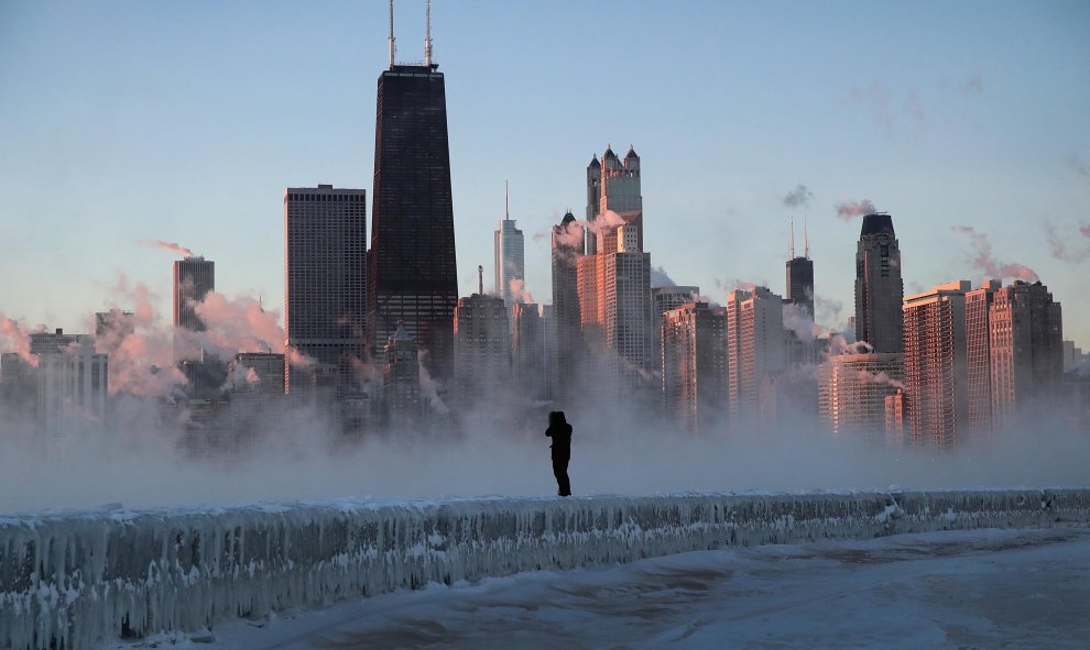 El sol se levanta a lo largo de la orilla del lago mientras las temperaturas rondan los -30 en Chicago, Illinois | AFP/Scott Olson