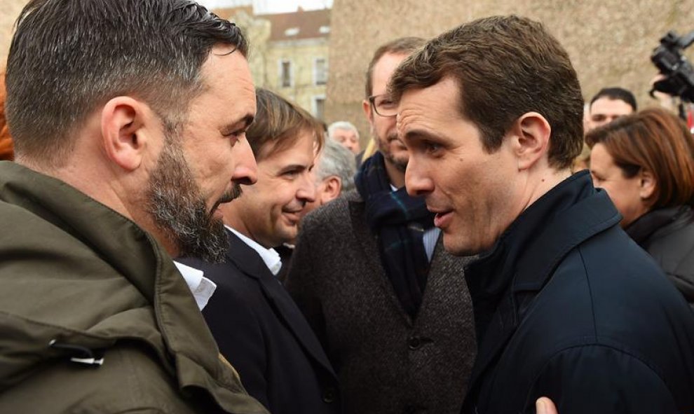 El presidente de VOX, Santiago Abascal, y el presidente del PP, Pablo Casado, conversan tras finalizar la concentración. Fernando Villar (EFE).