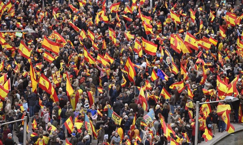 Concentración convocada por PP, Ciudadanos y VOX este domingo en la plaza de Colón. Víctor Lerena (EFE)