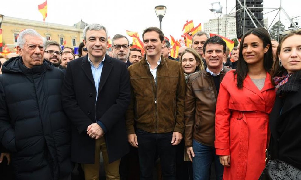 El líder de Ciudadanos, Albert Rivera, junto al escritor Mario Vargas Llosa, el candidato a la alcaldía de Barcelona, Manuel Valls, y la portavoz de Ciudadanos en el Ayuntamiento de Madrid, Begoña Villacís. Fernando Villar (EFE)