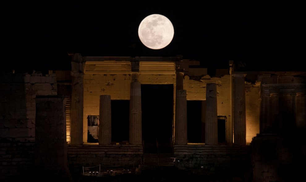 La súper luna de nieve sobre el Acrópolis en Atenas, Grecia | REUTERS/Alkis Konstantinidis