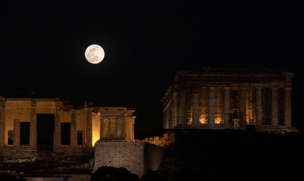 La súper luna de nieve sobre el Acrópolis en Atenas, Grecia | REUTERS/Alkis Konstantinidis