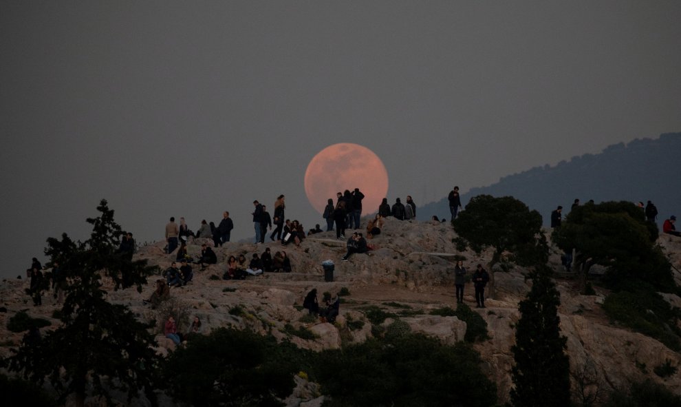 La luna de nieve se levanta en la colina Areios Pagos en el Acrópolis en Atenas, Grecia, el 19 de febrero de 2019 | REUTERS/Alkis Konstantinidis