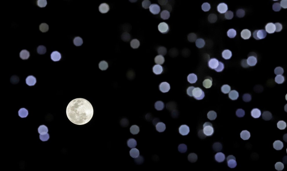 Vista general de la superluna, este martes desde la ciudad de Puebla, en el estado homónimo, México | EFE/ Hilda Rios