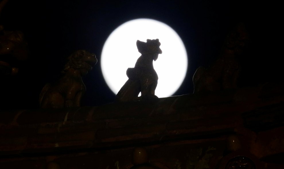 La silueta de la decoración del techo se ve contra la luna llena en la Ciudad Prohibida durante un evento para celebrar el Festival de los Faroles de China el último día de las celebraciones del año nuevo lunar en Beijing, China | REUTERS/ Jason Sotavento