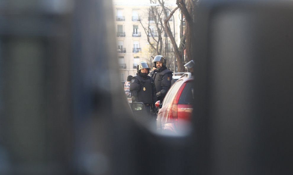 Agentes de la Policía Nacional en las inmediaciones. Eduardo Parra Europa Press