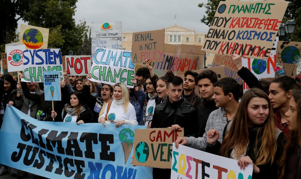 Los estudiantes de Atenas participan en la protesta contra el cambio climático. / Reuters