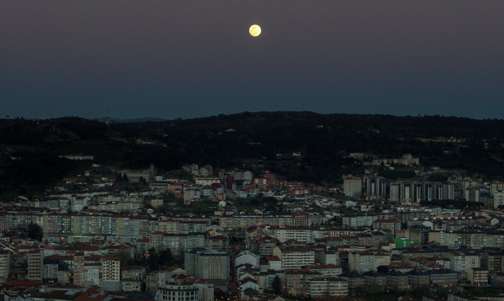 La superluna que anuncia la primavera brilla sobre la ciudad de Ourense. La luna se muestra un 14% más grande de lo habitual y un 30% más brillante. - EFE/ Brais Lorenzo