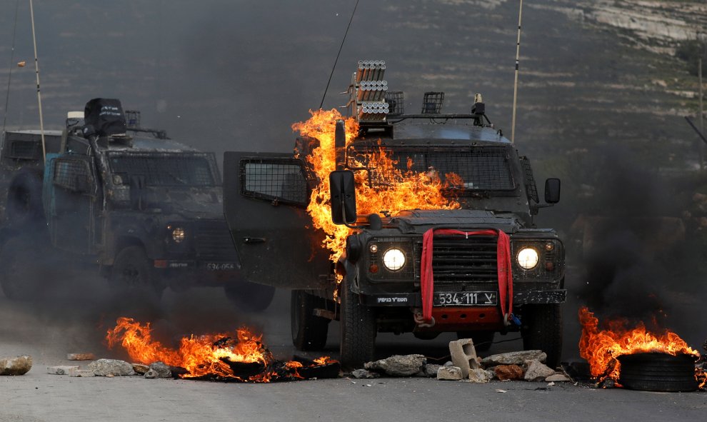 Un jeep militar israelí golpeado por un cóctel molotov. Reuters