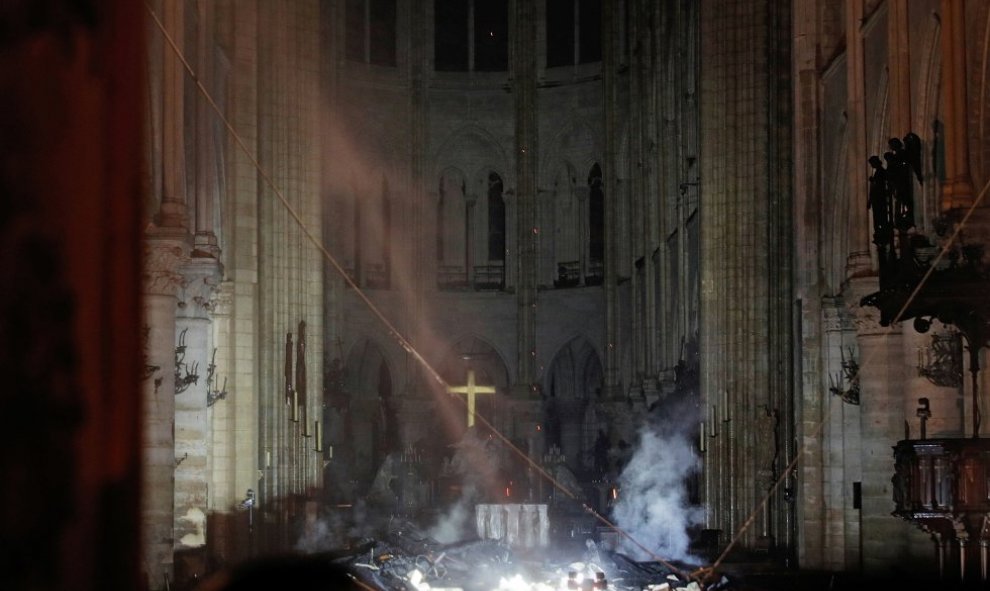 Interior de la catedral de Notre Dame tras el incendio. El altar está rodeado de trozos de madera carbonizada. PHILIPPE WOJAZER/ REUTERS