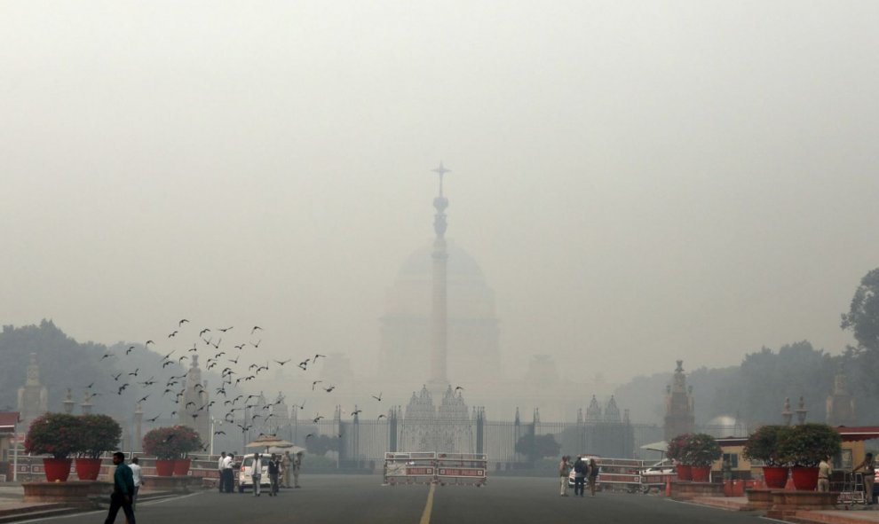 El palacio presidencial Rashtrapati Bhavan en la India apenas se aprecia por el smog que cubre el cielo. / Reuters