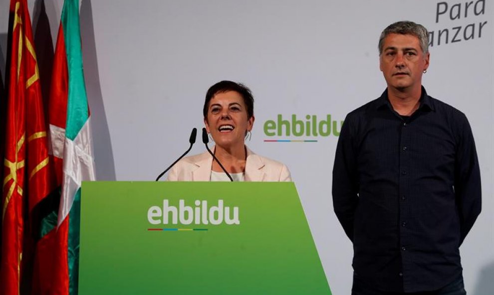 Los dirigentes de la coalición EH Bildu, Mertxe Aizpurua y Oscar Matute han hecho una primera valoración este domingo en San Sebastián de los resultados de las elecciones generales. EFE/Javier Etxezarreta