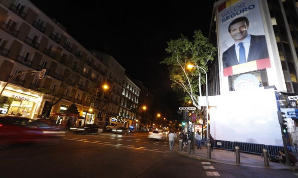 Vista del exterior de la sede del PP en Madrid, donde se sigue el recuento de los votos de las elecciones de este domingo. EFE/Javier Lizón.