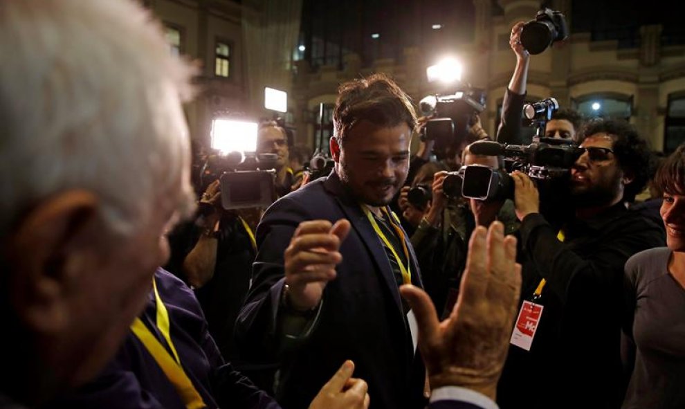 El candidato de ERC al Congreso Gabriel Rufián recibe el saludo del alcaldable de Barcelona, Ernest Maragall (i) al conocerse los primeros resultados parciales de la elecciones del 28A, esta noche en la sede del partido en Barcelona. EFE/Alberto Estévez