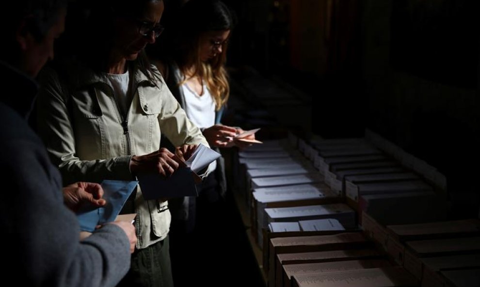 Los primeros ciudadanos en el colegio electoral San Agustín en Madrid comienzan a ejercer su derecho al voto. Menos de un mes después de las elecciones generales