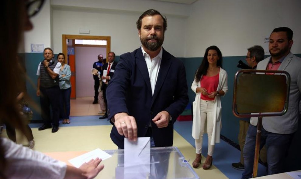 El economista de Vox Iván Espinosa de los Monteros, ha ejercido su derecho al voto en el Colegio San Agustín de Madrid, este domingo en el que se celebran los comicios europeos, municipales y autonómicos. EFE/Chema Moya