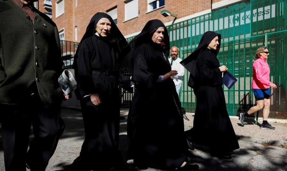 Un grupo de monjas acude a un centro de votación en el centro de Madrid, durante la jornada electoral para las elecciones municipales, autonómicas y europeas.- EFE/David Fernández