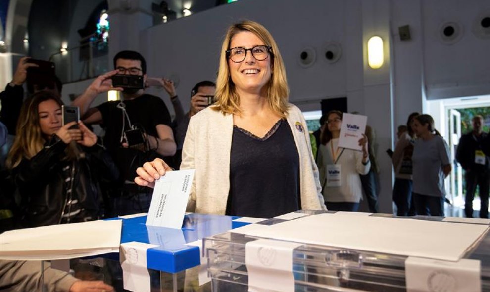 La número dos de JxCat al Ayuntamiento de Barcelona, Elsa Artadi, vota en el Centro Cívico Pere Pruna de Barcelona, en las elecciones municipales y europeas que se celebran este domingo. EFE/Enric Fontcuberta